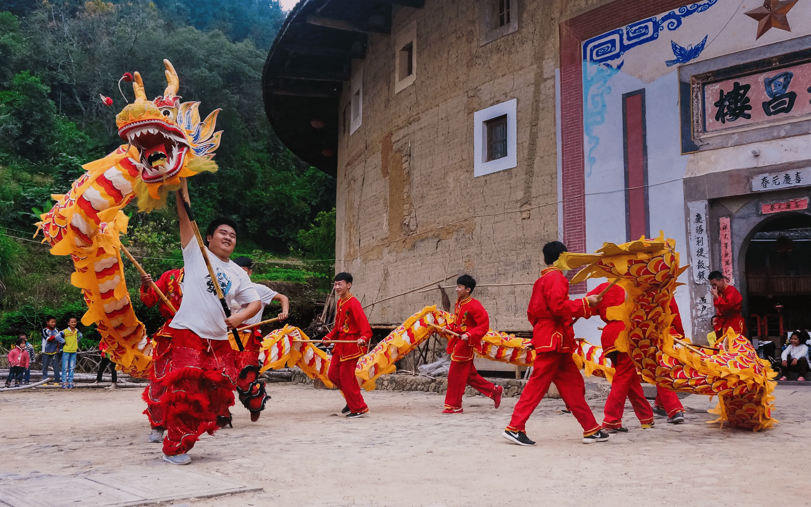 Lion Dance vs Dragon Dance